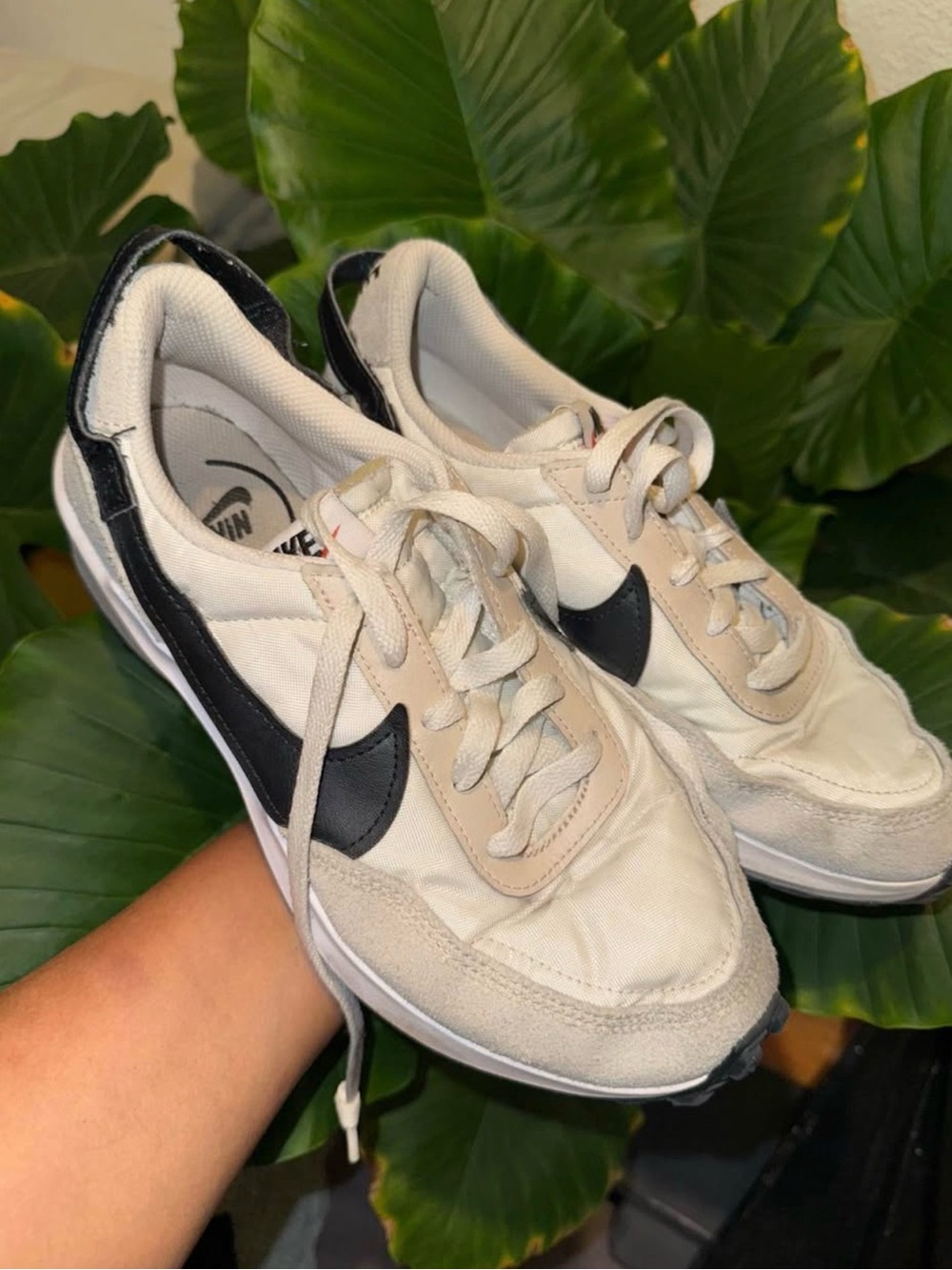 Nike Men’s White and Black Low-Top Retro Sneakers